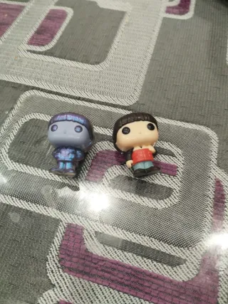 Muñecos Funko Pop morado y rojo