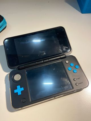 Nintendo 2DS XL con custodia e stilo