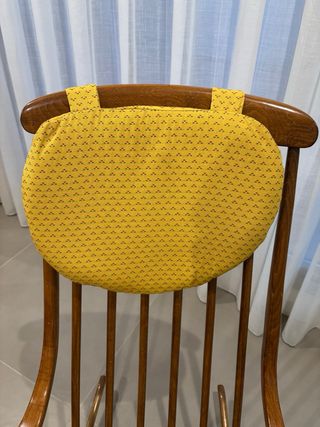 Mecedora de madera con cojines