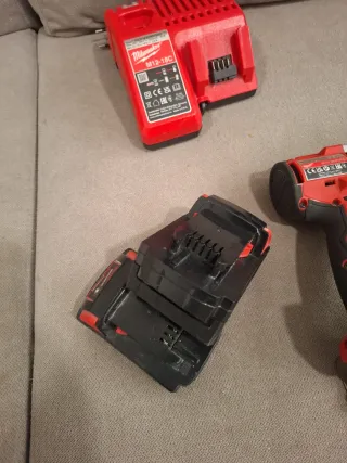 Taladro Milwaukee M18 + Cargador + Baterías