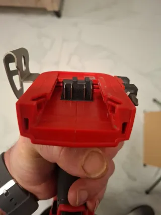 Taladro Milwaukee M18 + Cargador + Baterías