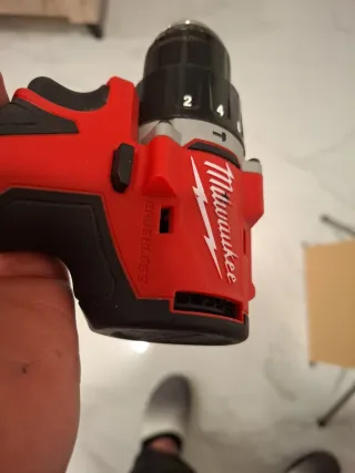 Taladro Milwaukee M18 + Cargador + Baterías