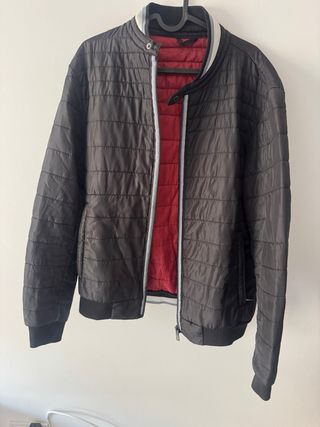 Chaqueta impermeable negra y roja