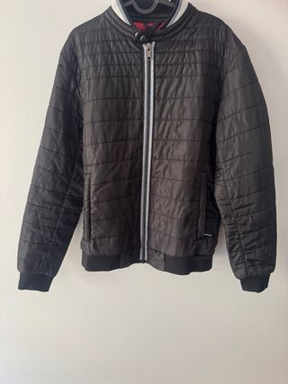 Chaqueta impermeable negra y roja