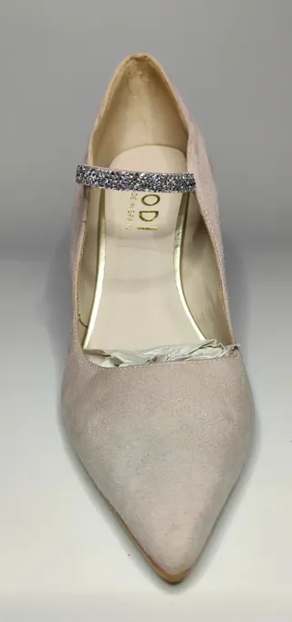 Zapatos de tacón rosa y plateados