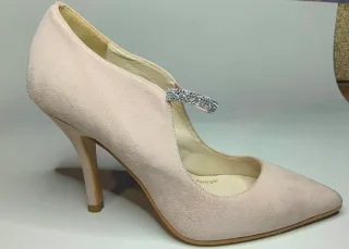 Zapatos de tacón rosa y plateados