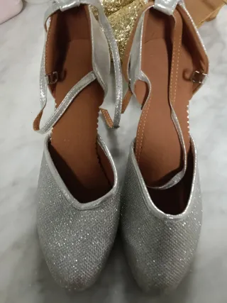 Zapatos de baile dorados  y plateados.