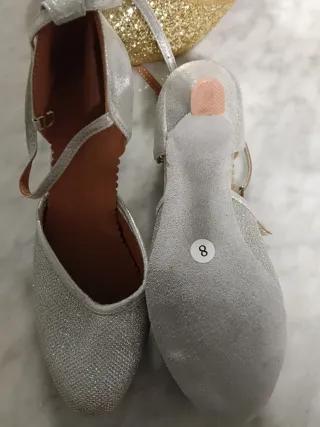 Zapatos de baile dorados  y plateados.