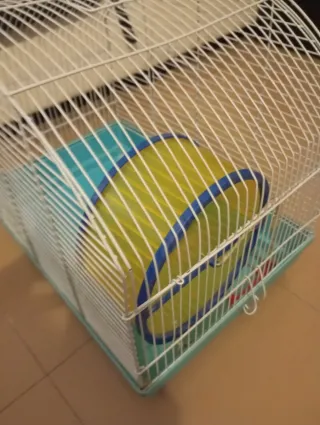 Jaula pequeña para hámster con rueda