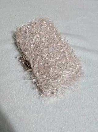 Bolso clutch rosa y dorado con plumas