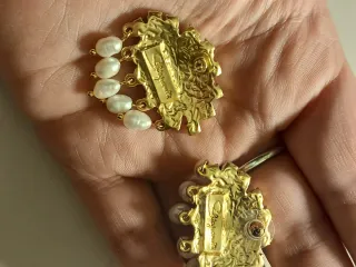 Orecchini pendenti con perle e cristalli