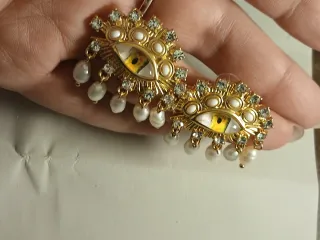 Orecchini pendenti con perle e cristalli