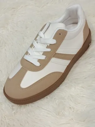 Zapatillas Beige y Blancas
