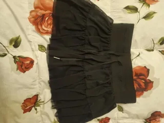 Minigonna nera con rouches e coulisse