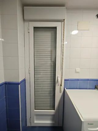 Ventana blanca con persiana 76x230