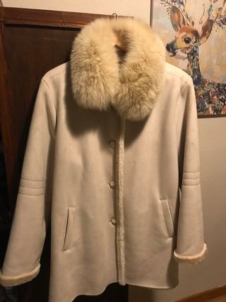 Abrigo beige con cuello de pelo T.50