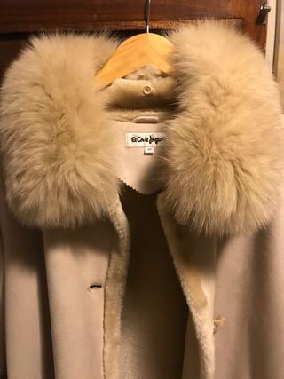 Abrigo beige con cuello de pelo T.50