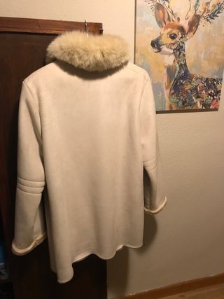 Abrigo beige con cuello de pelo T.50