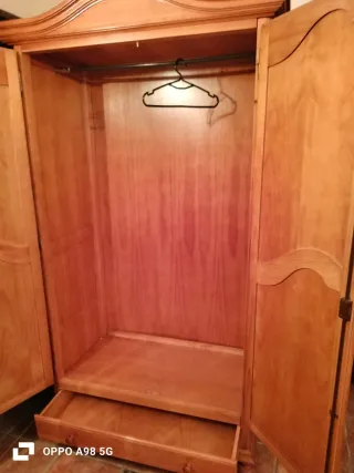 Armario de madera clásico