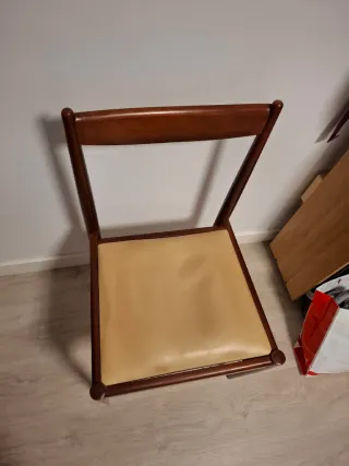 Silla de madera con asiento de piel beige