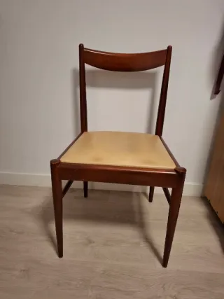 Silla de madera con asiento de piel beige