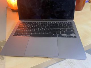 MacBook Air 13'' (2020) - M1 di Apple con CPU a 8 core e GPU a 7 core - 8GB RAM - SSD 256GB - QWERTY - Spagnolo + caricatore e ADATTATORE USB
