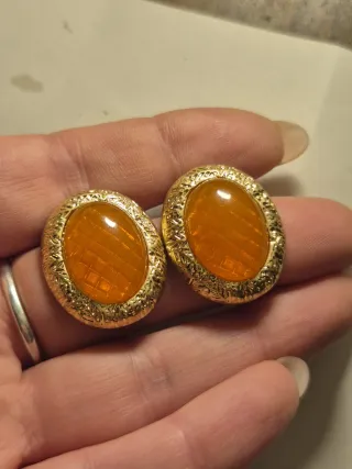 Orecchini dorati con pietra arancione