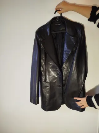 Blazer negro efecto piel
