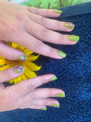 Uñas semipermanentes decoradas