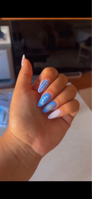 Uñas semipermanentes decoradas