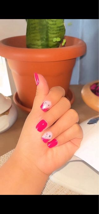 Uñas semipermanentes decoradas