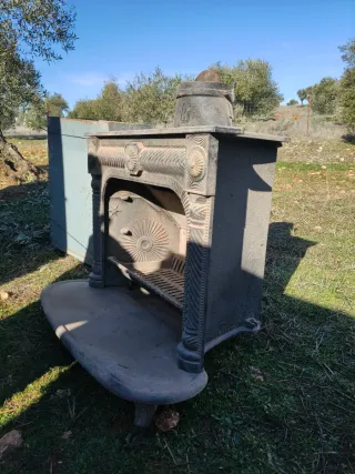Chimenea antigua de hierro fundido