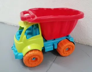 Camión volquete con cuba abatible