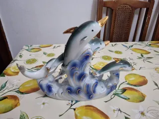 Figuras de delfines de cerámica