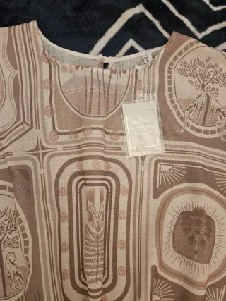 Blusa beige y marrón con estampado