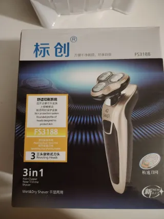 Maquinilla de afeitar eléctrica dorada y negra