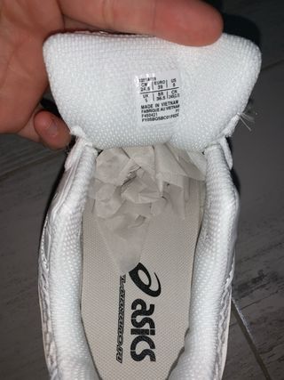 Zapatillas Blancas y Plateadas