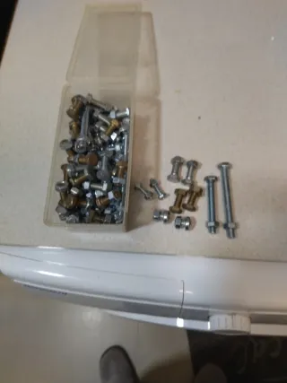 Tornillos y tuercas surtidos caja pesa 1,5kg.