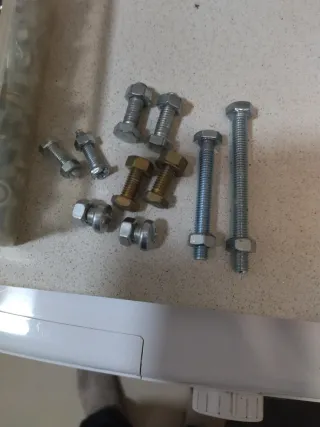 Tornillos y tuercas surtidos caja pesa 1,5kg.