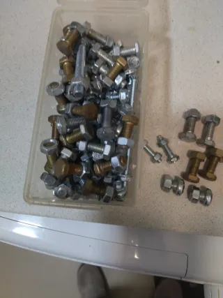 Tornillos y tuercas surtidos caja pesa 1,5kg.