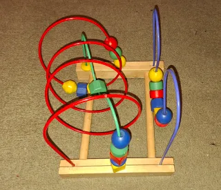 Juguete laberinto de cuentas de madera