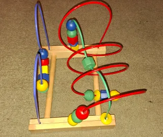 Juguete laberinto de cuentas de madera