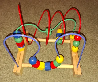 Juguete laberinto de cuentas de madera