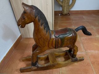 Caballo balancín de madera