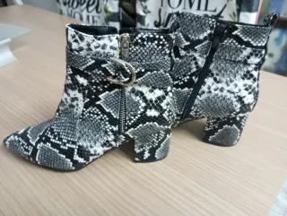 Botines piel serpiente tacón