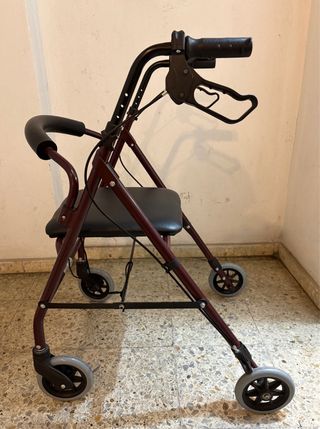 Andador con asiento y frenos para personas adultas