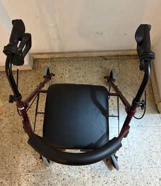 Andador con asiento y frenos para personas adultas