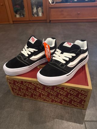 Vans Knu Skool Negras, Nuevas,Talla 38, en la caja