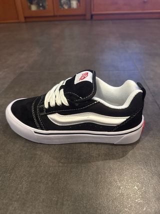 Vans Knu Skool Negras, Nuevas,Talla 38, en la caja
