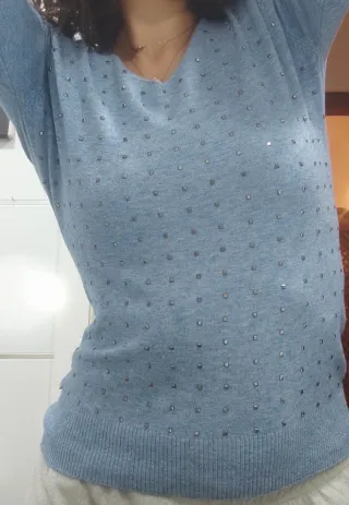 Jersey azul con detalles brillantes